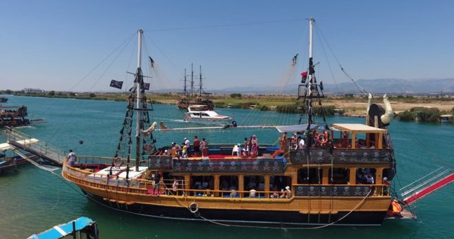 Side Piraten-Bootsfahrt – Schwimmen, Schaumparty & Caretta-Schildkröten
